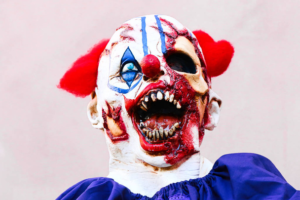 Zamknąć Halloween party horror clown. Przerażający klaun stojący.zbliżenie strasznego złego klauna zbliżenie strasznego złego klauna. - Zdjęcie, obraz
