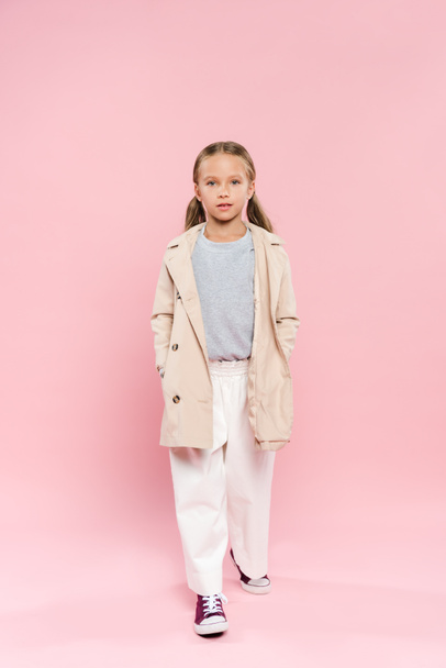 kid in autumn outfit looking at camera on pink background  - Foto, Imagen