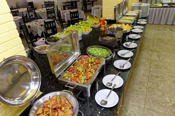 Déjeuner de table self service avec salades, viandes, riz et poisson
. - Photo, image