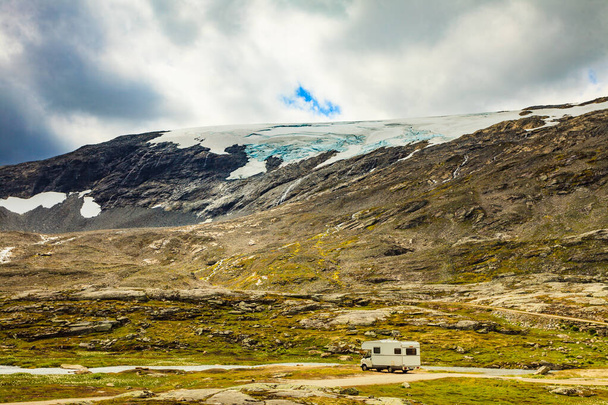 Camper car in norwegian mountains - Fotoğraf, Görsel
