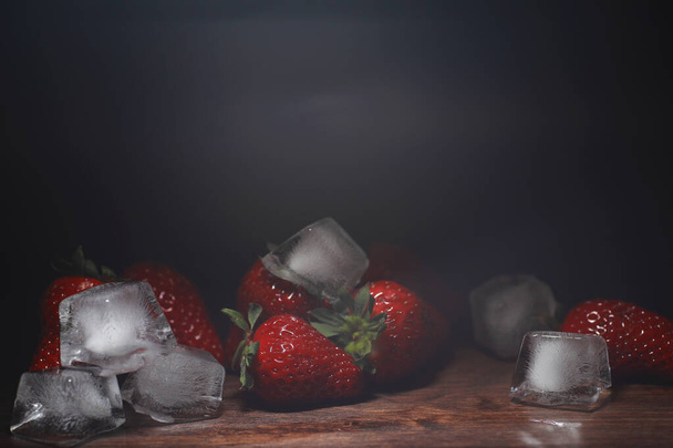 Frische reife Erdbeeren auf einem Holztisch - Foto, Bild