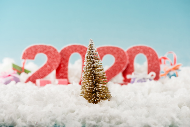 foyer sélectif de l'arbre de Noël et les chiffres 2020 sur fond
  - Photo, image