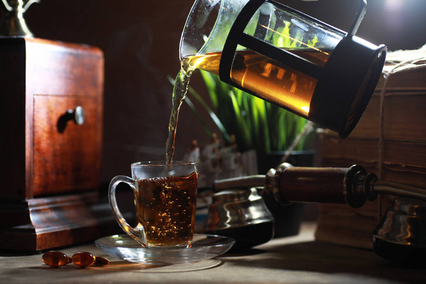 Thé à infuser sur une table en bois
 - Photo, image
