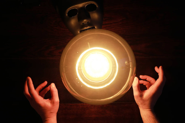 Une table de sorcier avec une boule de diseur de bonne aventure
 - Photo, image