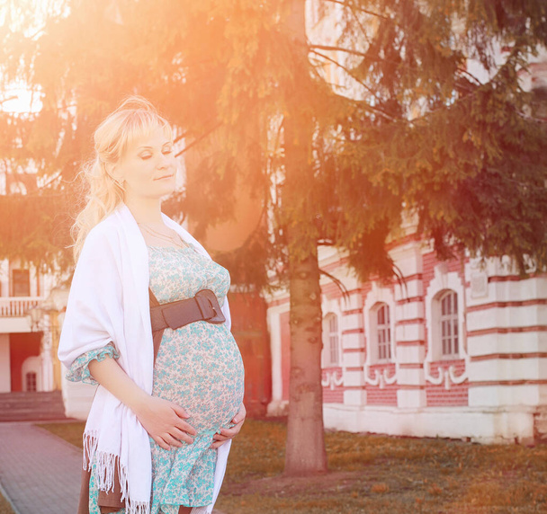 Těhotná dívka na procházce v parku. Dívka s břichem v ci - Fotografie, Obrázek