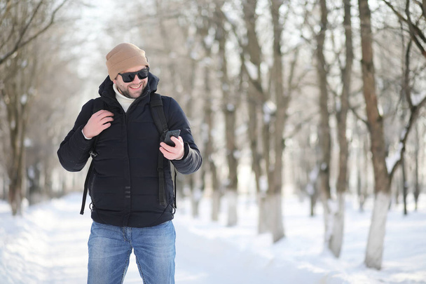 Muž s batohem mrazivý zimní - Fotografie, Obrázek