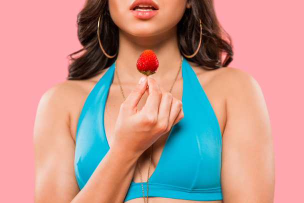 cropped view of woman holding strawberry isolated on pink - Fotografie, Obrázek