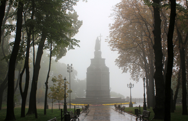 Volodymyr el Bautista de Kiev Russi en la niebla
 - Foto, Imagen