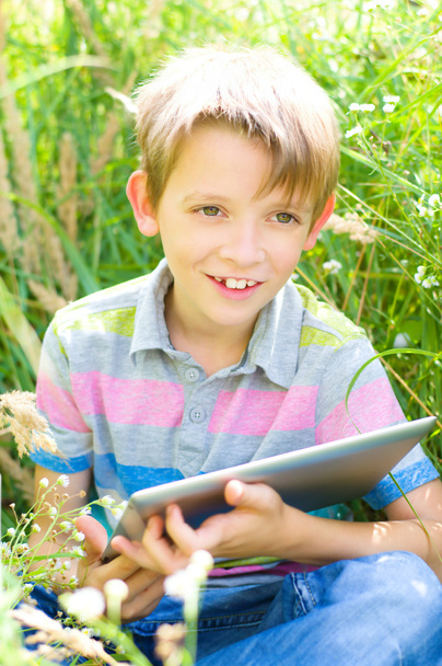 little boy using tablet - Zdjęcie, obraz