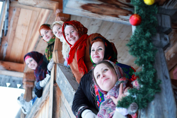 Люди в традиционном зимнем костюме крестьянского средневековья в России - Фото, изображение