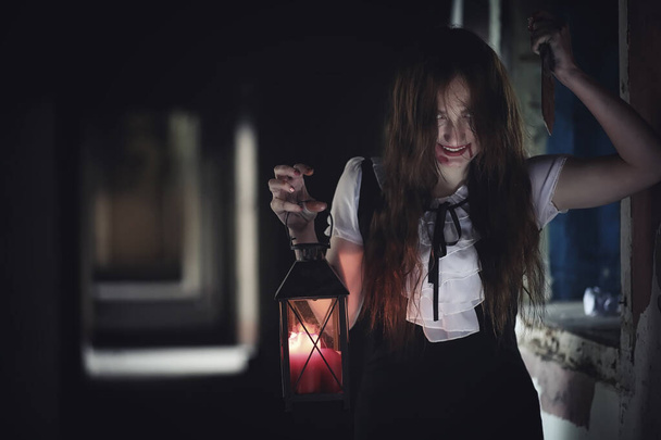 Κορίτσι από ταινία τρόμου με μαχαίρι - Φωτογραφία, εικόνα