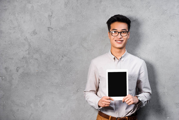 hymyilevä aasialainen seo manager tilalla digitaalinen tabletti kopioi tilaa
  - Valokuva, kuva