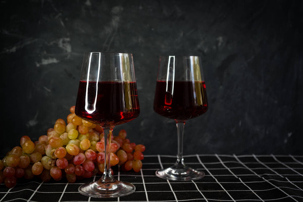 verres de vin rouge avec un bouquet de raisins roses
 - Photo, image