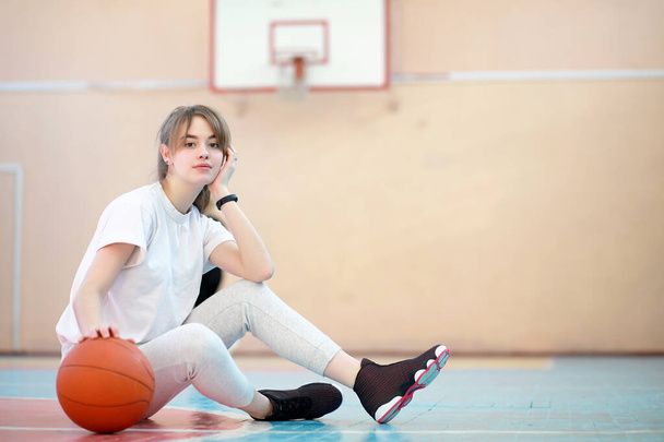 Mädchen in der Turnhalle spielt Basketball - Foto, Bild