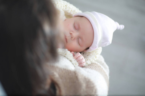 Bebé recién nacido durmiendo envuelto en una manta
 - Foto, Imagen
