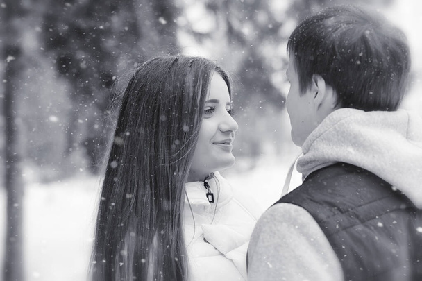 Una pareja cariñosa en un paseo de invierno. Hombre y mujer en una cita en el
 - Foto, imagen