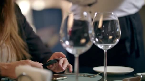 Vrouwelijke hand betalen met bankkaart in restaurant. Contactloze betaling - Video