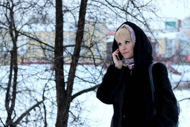 Dziewczyna w zimie Street rozmowy telefon śnieg - Zdjęcie, obraz