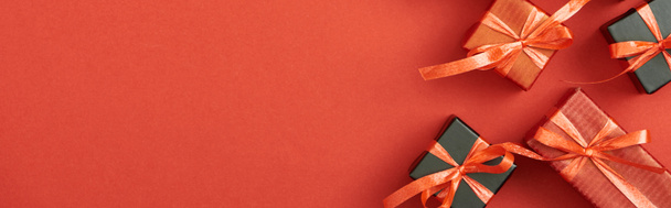 κορυφή άποψη των μικρών κουτιά δώρων σε κόκκινο φόντο με αντίγραφο χώρου, πανοραμική λήψη - Φωτογραφία, εικόνα