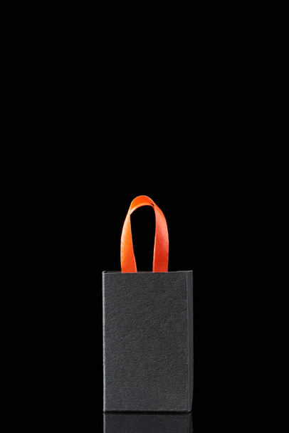 bolsa de compras de papel con asa roja aislada en negro
 - Foto, imagen