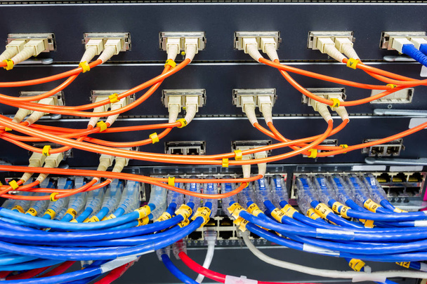 kábel hálózat, optikai kábel csatlakozó kapcsoló port szerver szobában - Fotó, kép