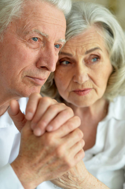 Nahaufnahme von traurigem Seniorenpaar zu Hause  - Foto, Bild