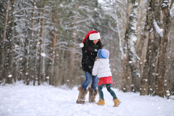 Una favola invernale, una giovane madre e sua figlia cavalcano una slitta
 - Foto, immagini