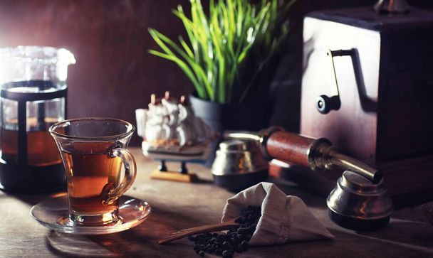 Brewing tea on a wooden table - Fotoğraf, Görsel
