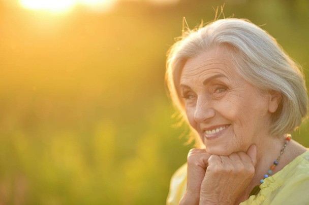 Happy elderly woman posing during sunny day - Foto, Bild