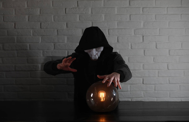 Een man met een bal van fortune teller - Foto, afbeelding