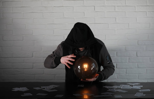 Ένας άνθρωπος με μια μπάλα του fortune teller - Φωτογραφία, εικόνα