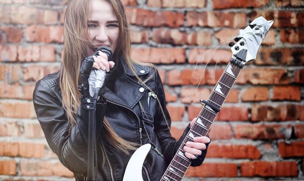Krásná mladá dívka rocker s elektrickou kytaru. Musicia skála - Fotografie, Obrázek