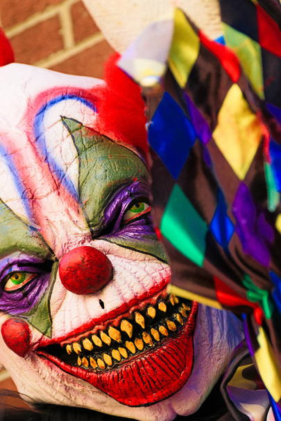 Zamknąć Halloween party horror clown. Przerażający klaun stojący.zbliżenie strasznego złego klauna zbliżenie strasznego złego klauna. - Zdjęcie, obraz