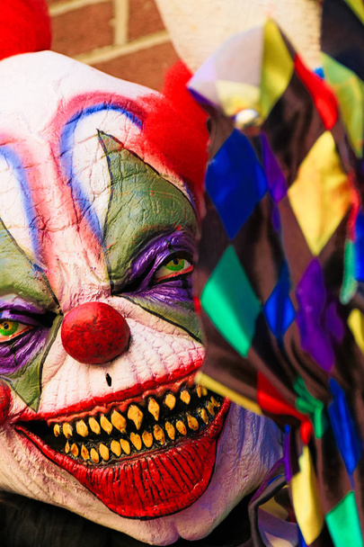Fermez Halloween partie clown horreur. Le clown effrayant debout. Gros plan d'un clown maléfique effrayant. Gros plan d'un clown maléfique effrayant.
. - Photo, image