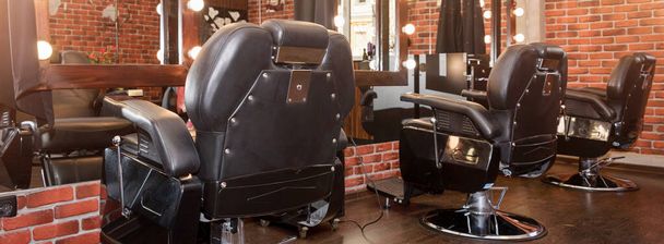 Chaises de coiffeur vintage élégant. Coiffeur moderne et salon de coiffure, salon de coiffure pour hommes
 - Photo, image