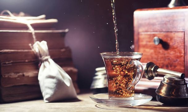 Zaparzania herbaty na drewnianym stole - Zdjęcie, obraz