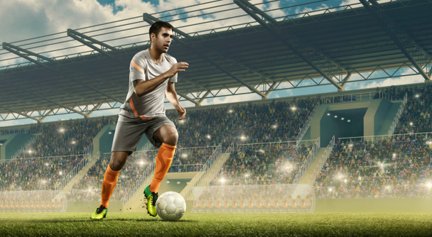 Jogador de futebol em ação com uma bola. Estádio de futebol. Arena esportiva profissional
 - Foto, Imagem