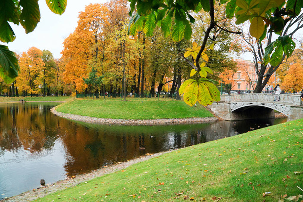 Puente de hierro fundido en el Parque Mikhailovsky, .Paisaje otoñal, San Petersburgo, Castillo Mikhailovsky
. - Foto, imagen