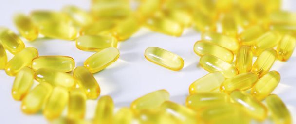 Medicamentos médicos cápsulas transparentes de color amarillo
 - Foto, imagen