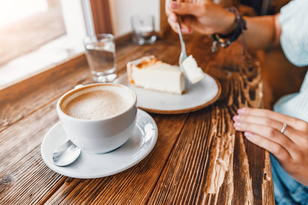 レトロなカフェでケーキやコーヒーを飲む美しい若い女性 - 写真・画像