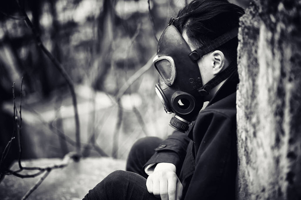 El tipo del abrigo y la máscara de gas. Retrato post-apocalíptico de A
 - Foto, Imagen