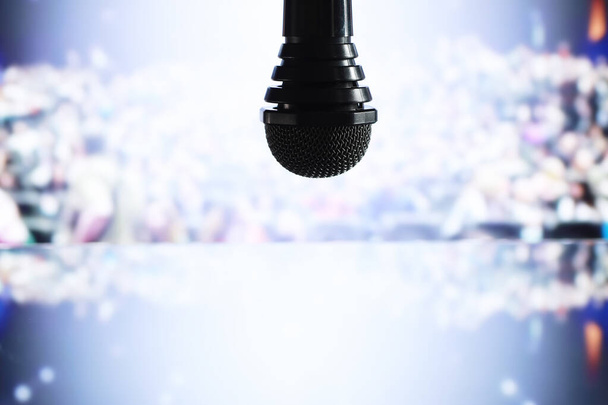 El micrófono en el escenario frente al pasillo. Rendimiento en
 - Foto, Imagen
