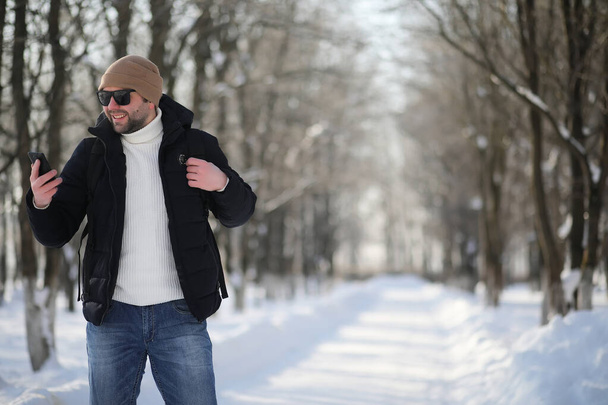 Un uomo con uno zaino gelido inverno
 - Foto, immagini