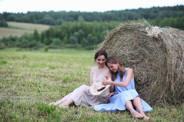 Dvě dívky v šatech v letní pole - Fotografie, Obrázek