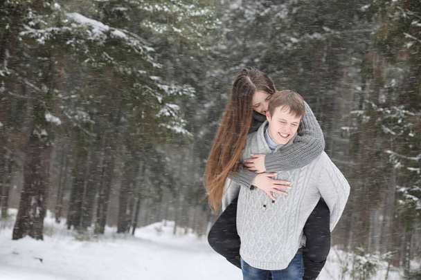 пара закоханих на побаченні зимовий день у снігопаді
 - Фото, зображення