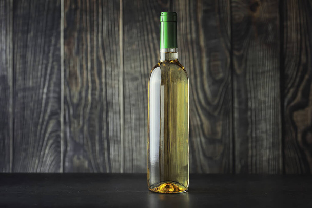 Bouteille transparente de vin blanc sec sur la table. Vin blanc gl
 - Photo, image
