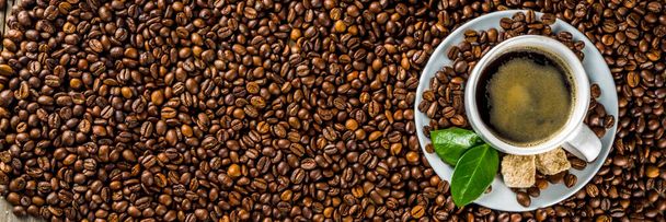 Tasse d'espresso avec grains de café - Photo, image