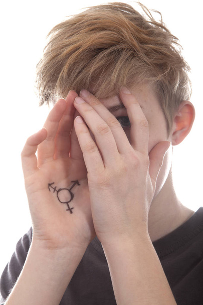 Transgénero chico saliendo oover blanco fondo
 - Foto, imagen