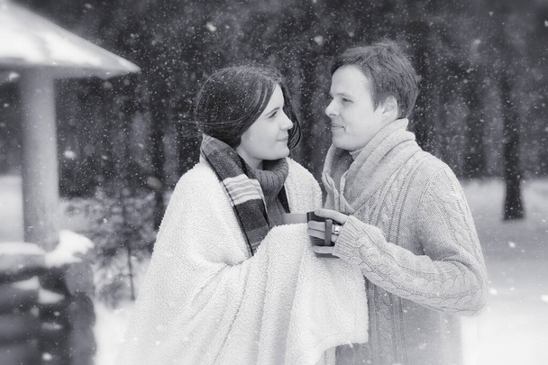 Μια αγάπη ζευγάρι σε ένα χειμερινό περίπατο. Άνδρας και γυναίκα σε μια ημερομηνία με το - Φωτογραφία, εικόνα