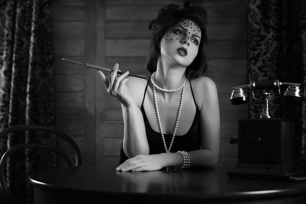 Красивая девушка 1930-х годов курит монохромный
 - Фото, изображение
